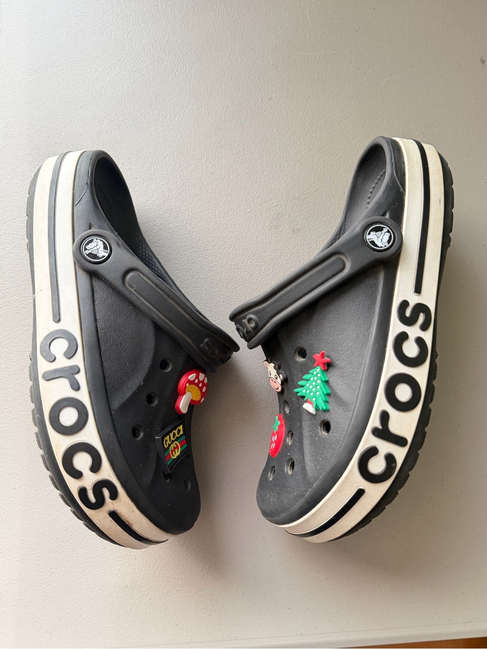 Crocs bayaband womens Classic Clogs in Black white spellout w/ Fun Jibbitz Sz 7